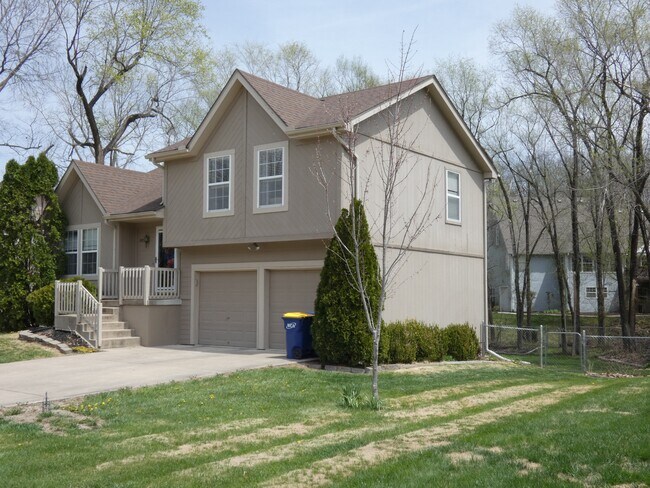 Building Photo - 405 Woodland Ave