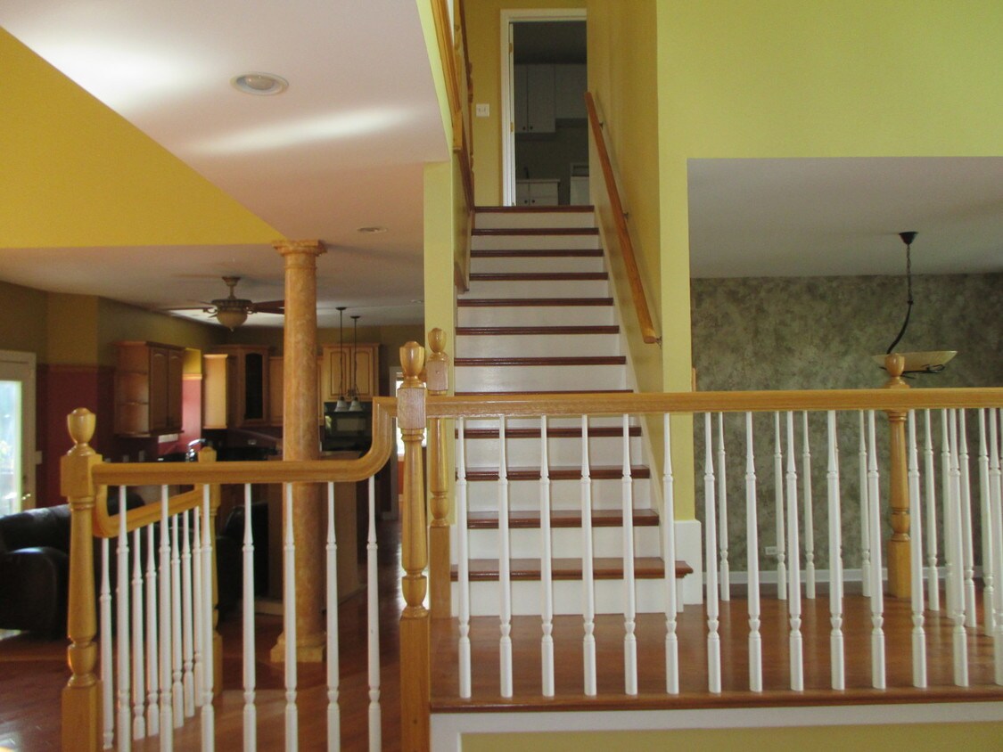 623 Meadow Ct, Elk Grove Village, IL 60007 House for Rent in Elk