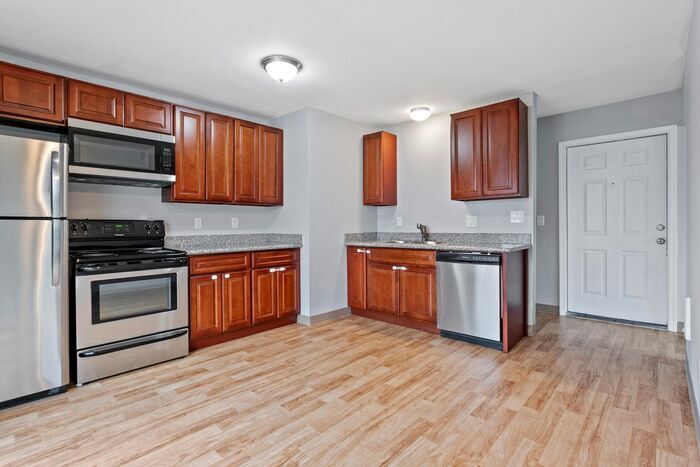 Foto principal - 2 bedroom 1 bath with washer/dryer include...