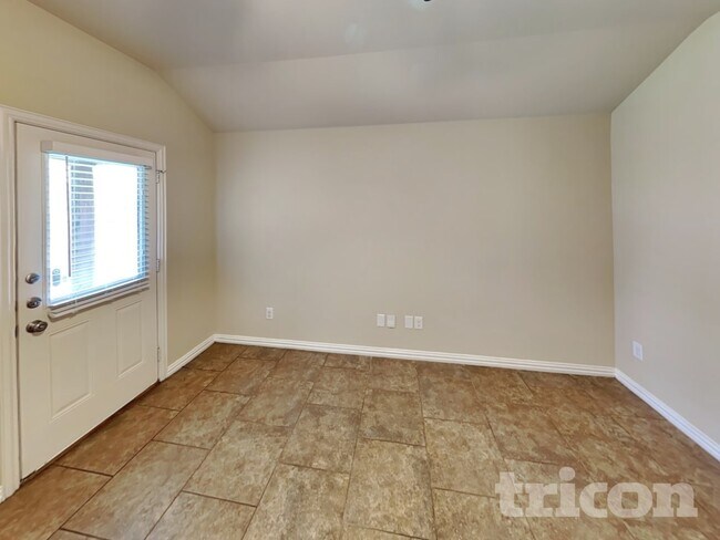 Foto del edificio - 8405 Weeping Cherry Ln