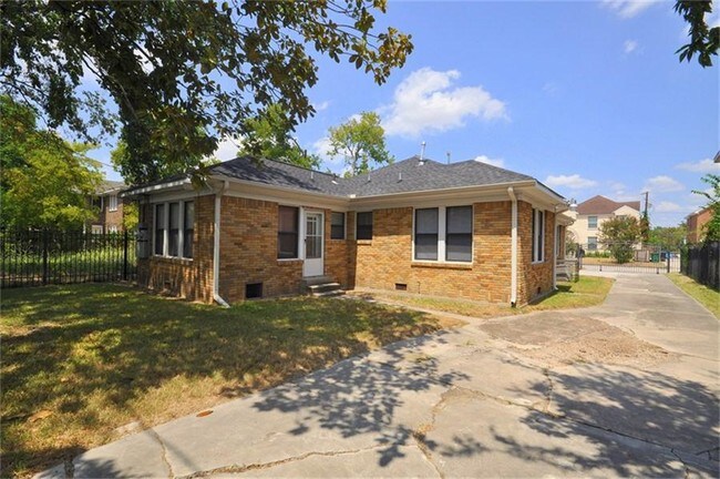 Building Photo - 2418 Truxillo St