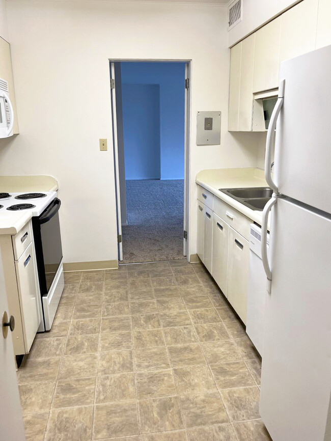 Kitchen - Highland Towers Apartments