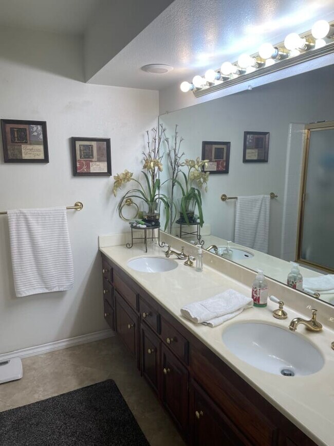 Shared bathroom - 5227 E Fern Haven Ln
