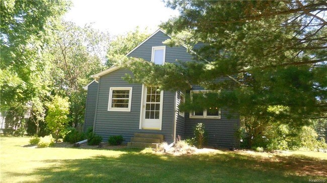 Building Photo - 3257 St Clair Dr