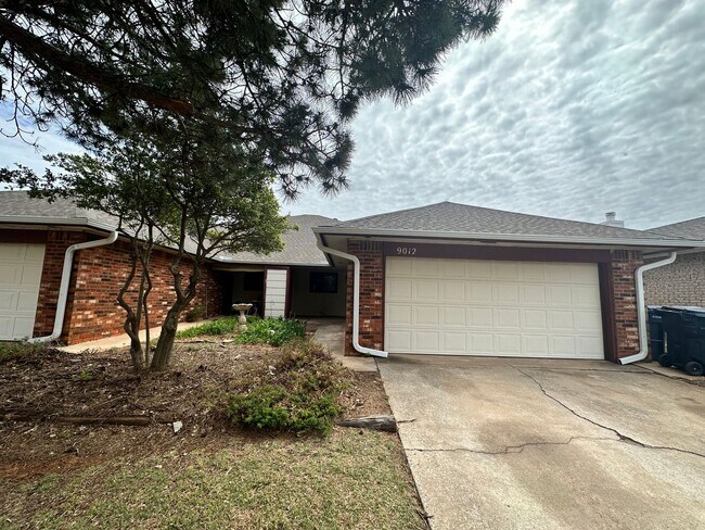 Building Photo - Large Duplex Rockwell & Northwest Expressway!