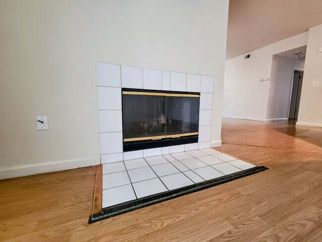 Building Photo - Centrally Located 2 Bed 2 Bath Condo With ...