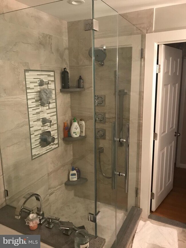 Foto del edificio - 111 Evergreen Rd