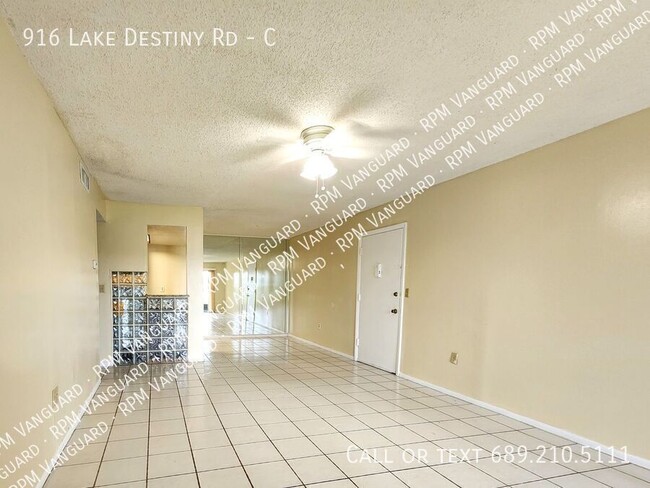 Foto del edificio - 916 Lake Destiny Rd
