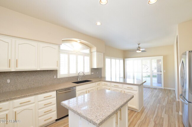 Building Photo - 4753 E Eden Dr