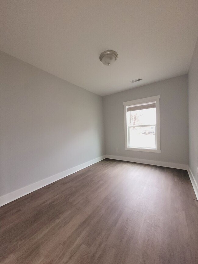 Building Photo - 3 bedroom 1 bathroom home available now!