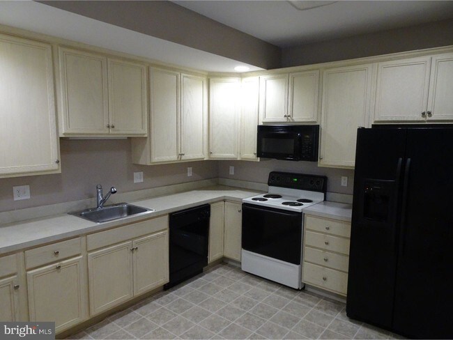 Building Photo - 204 Camerton Ln