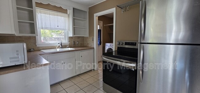 Building Photo - 1628 S Reinhart Dr