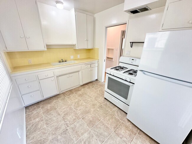 Foto del edificio - Sun-Filled Belmont Shore Apartment