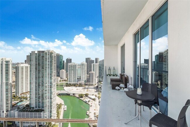 Foto del edificio - 185 SW 7th St
