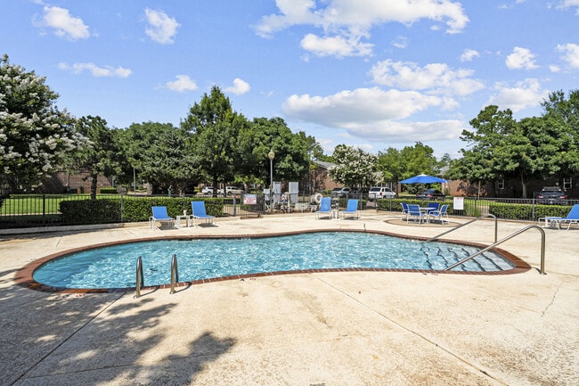 Building Photo - Creekside Village