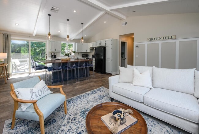 De la sala a la cocina - 147 Hemlock Rd