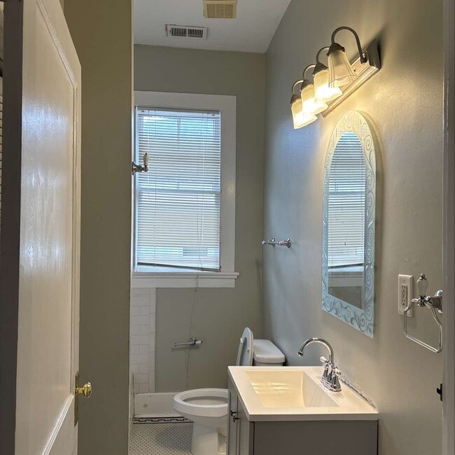 Building Photo - 823 E Henry St