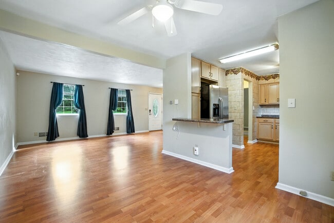 Building Photo - 560 Monticello Dr