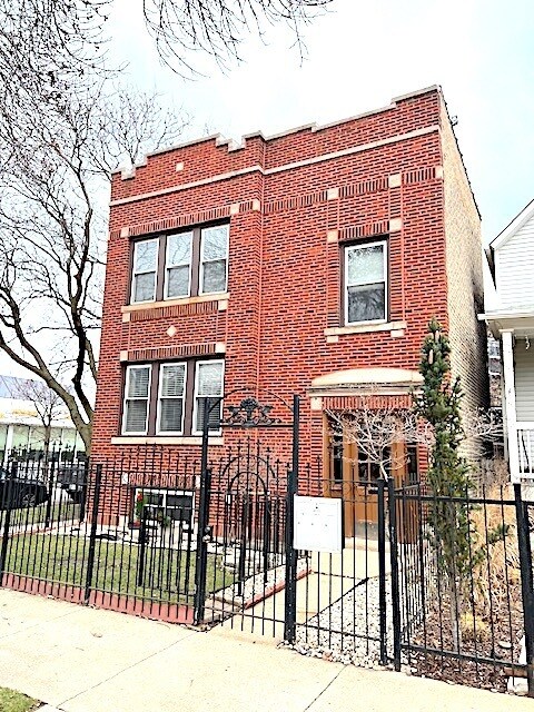 Primary Photo - 2859 N Maplewood Ave