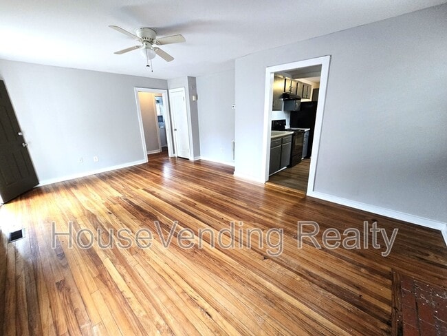 Foto del edificio - 812 Brewster Rd