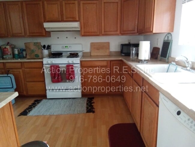 Building Photo - Updated Downtown Roseville Home - 2 Bed, 2...