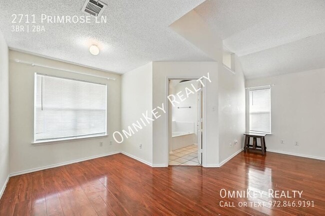 Foto del edificio - 2711 Primrose Ln