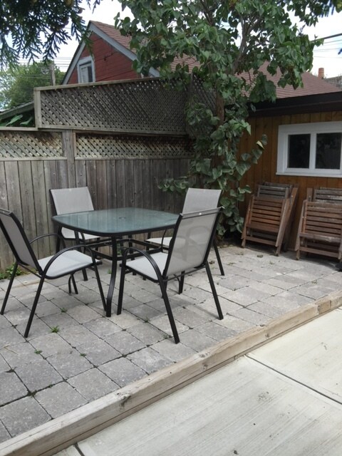 Photo du bâtiment - renovated 2 bedroom with high ceilings