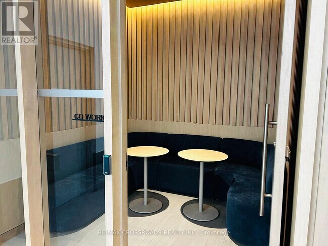 Photo du bâtiment - 395 Square One Dr