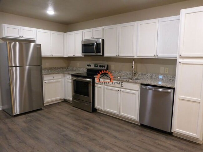 Building Photo - Spacious 2 bedroom 2 bath Duplex.