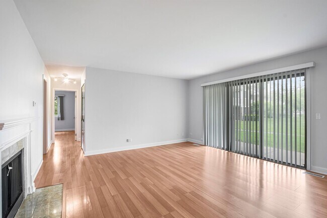 Foto del edificio - 697 Oakmont Ln