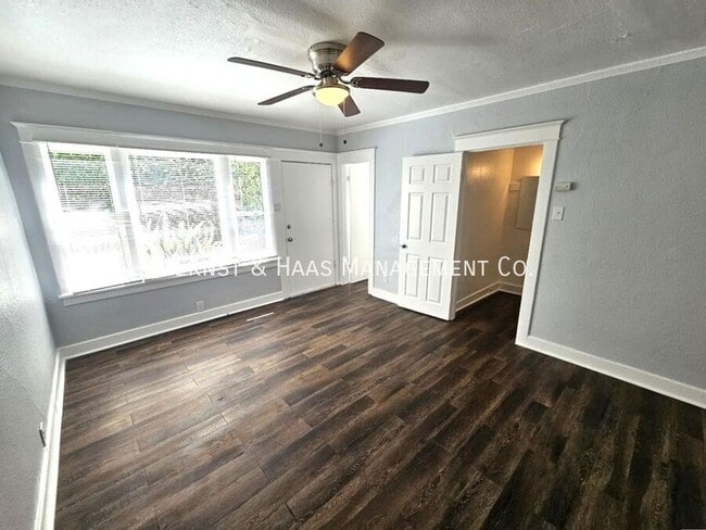 Building Photo - 1306 E Hellman St