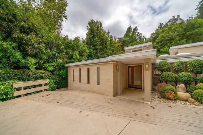 Building Photo - 4bd+bonus/5.5ba with 3 bedrooms +bonus on ...