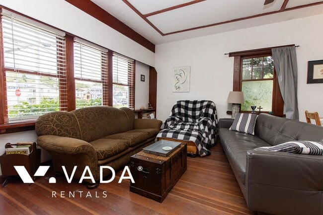 Building Photo - Downtown 3 Bedroom 2 Level House Rental 37...