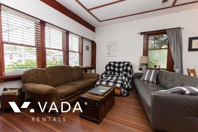 Photo du bâtiment - Downtown 3 Bedroom 2 Level House Rental 37...