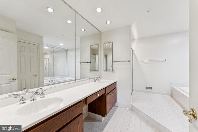 Building Photo - 5910 Maplewood Park Pl