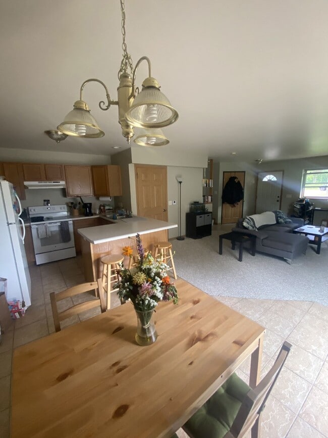 Building Photo - 2 bed 1 bath close to UWEC just off Water St. Available June 1st!