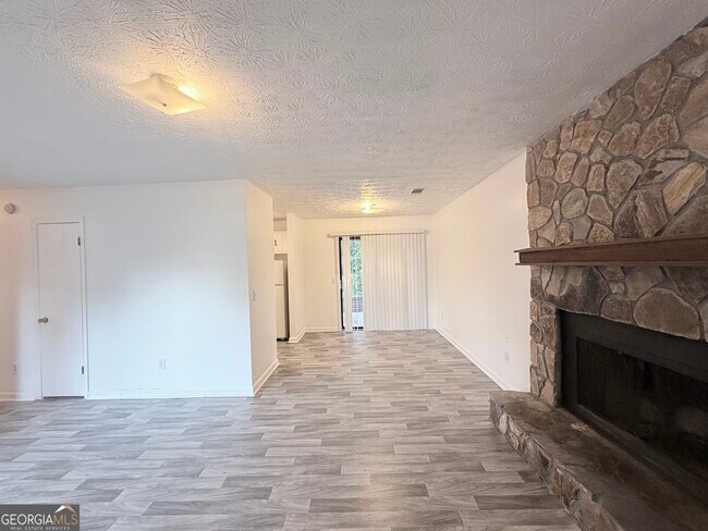 Foto del edificio - 460 Rustwood Dr