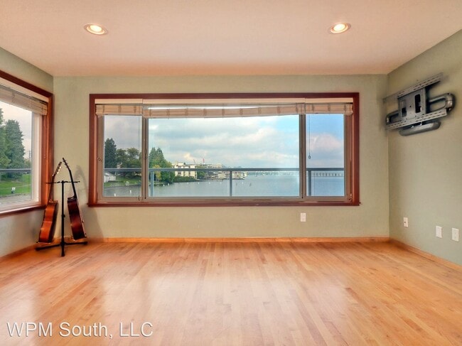 Building Photo - 1 br, 1 bath House - 1800 43rd Ave E #108