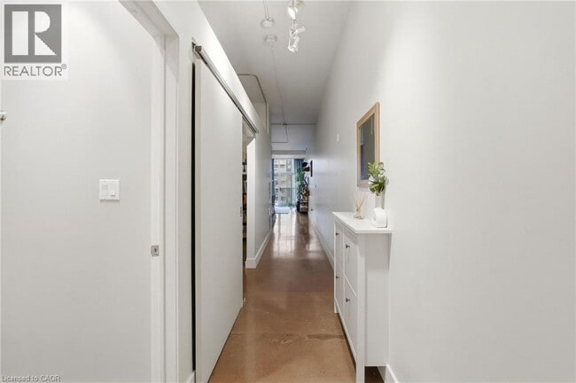 Building Photo - 66 Bay St S