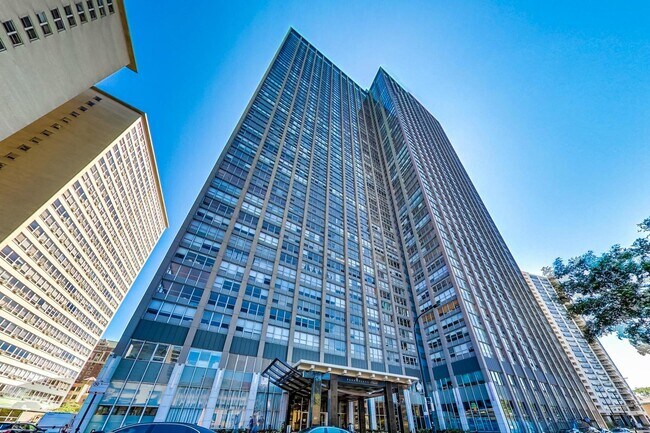 Foto del edificio - 655 W Irving Park Rd
