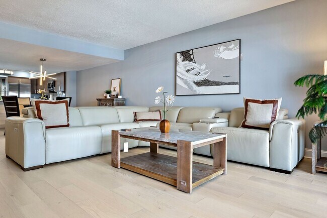 Building Photo - Impeccably Furnished Annual Rental Townhom...
