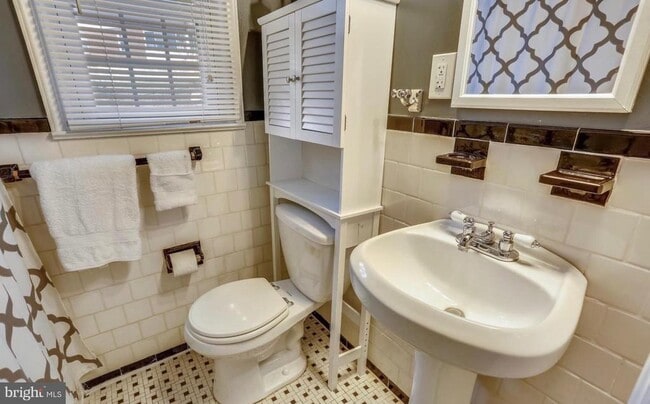 Foto del edificio - 10804 Drumm Ave