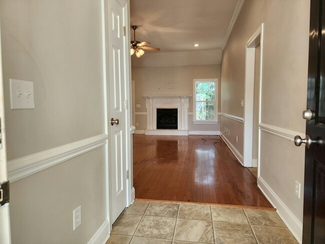 Building Photo - 381 Rosemount Dr