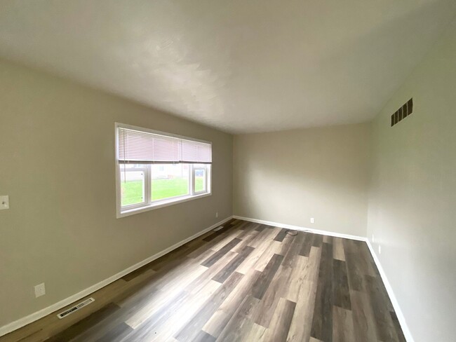 Building Photo - 332 Velde St