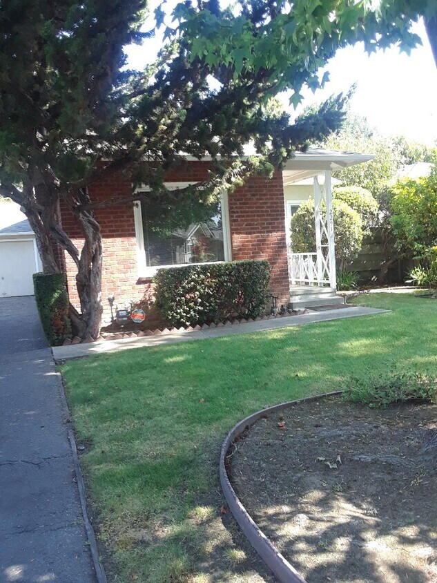 Palo Alto Charmer! - 2291 Saint Francis Dr