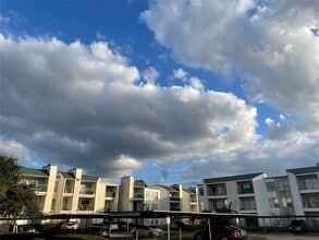 Building Photo - 2824 S Bartell Dr