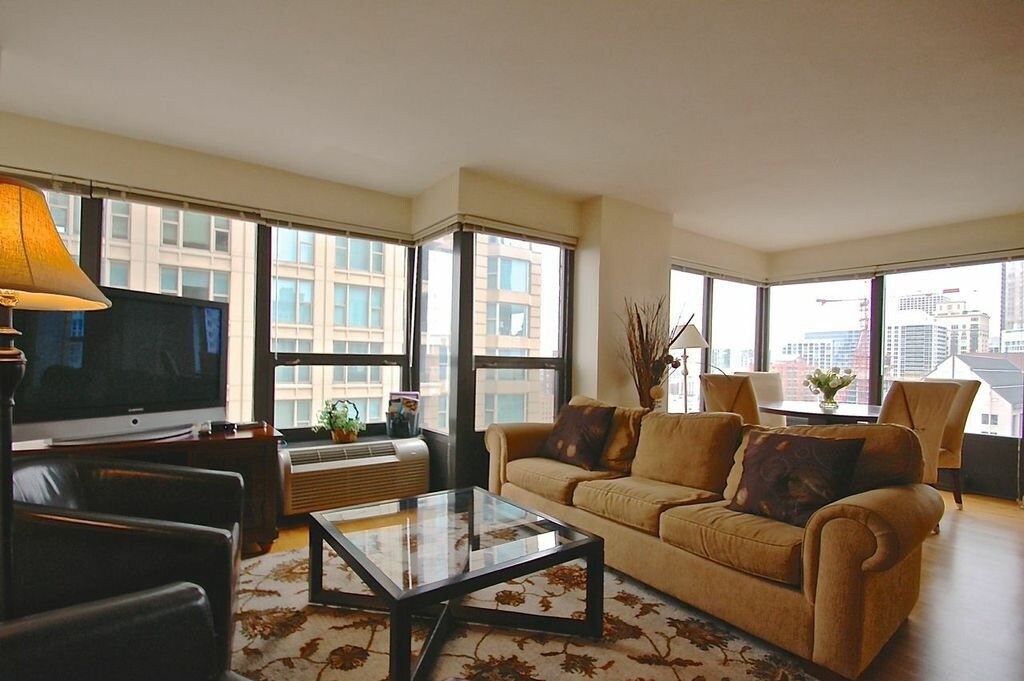 Living and dining - 30 W Huron St