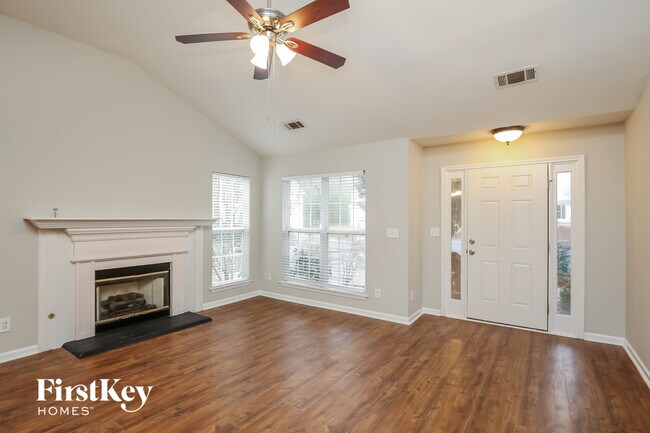 Foto del edificio - 900 Charleston Ct