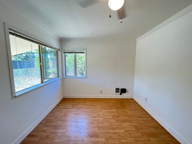 Building Photo - 2Bd/2ba House in N. Portland-Piedmont! Cov...