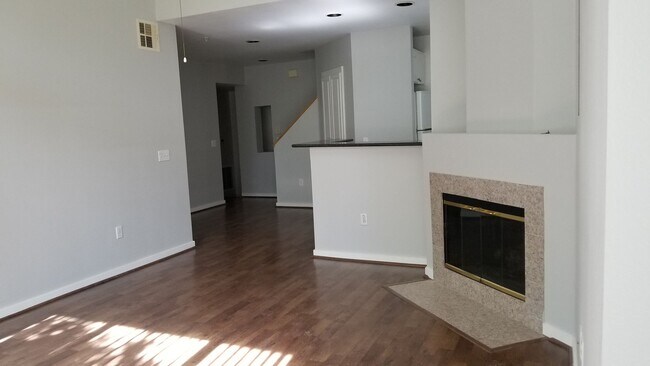 Building Photo - Luxury Gated Townhouse